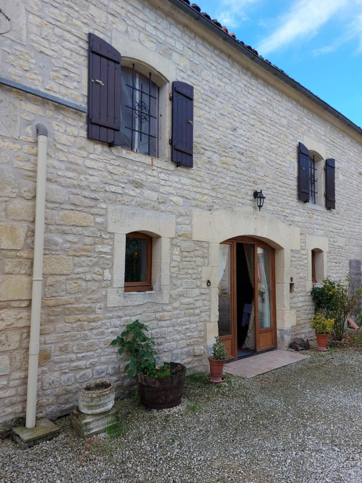 Les Cygnes Noirs Bed & Breakfast Aujac  Exterior photo